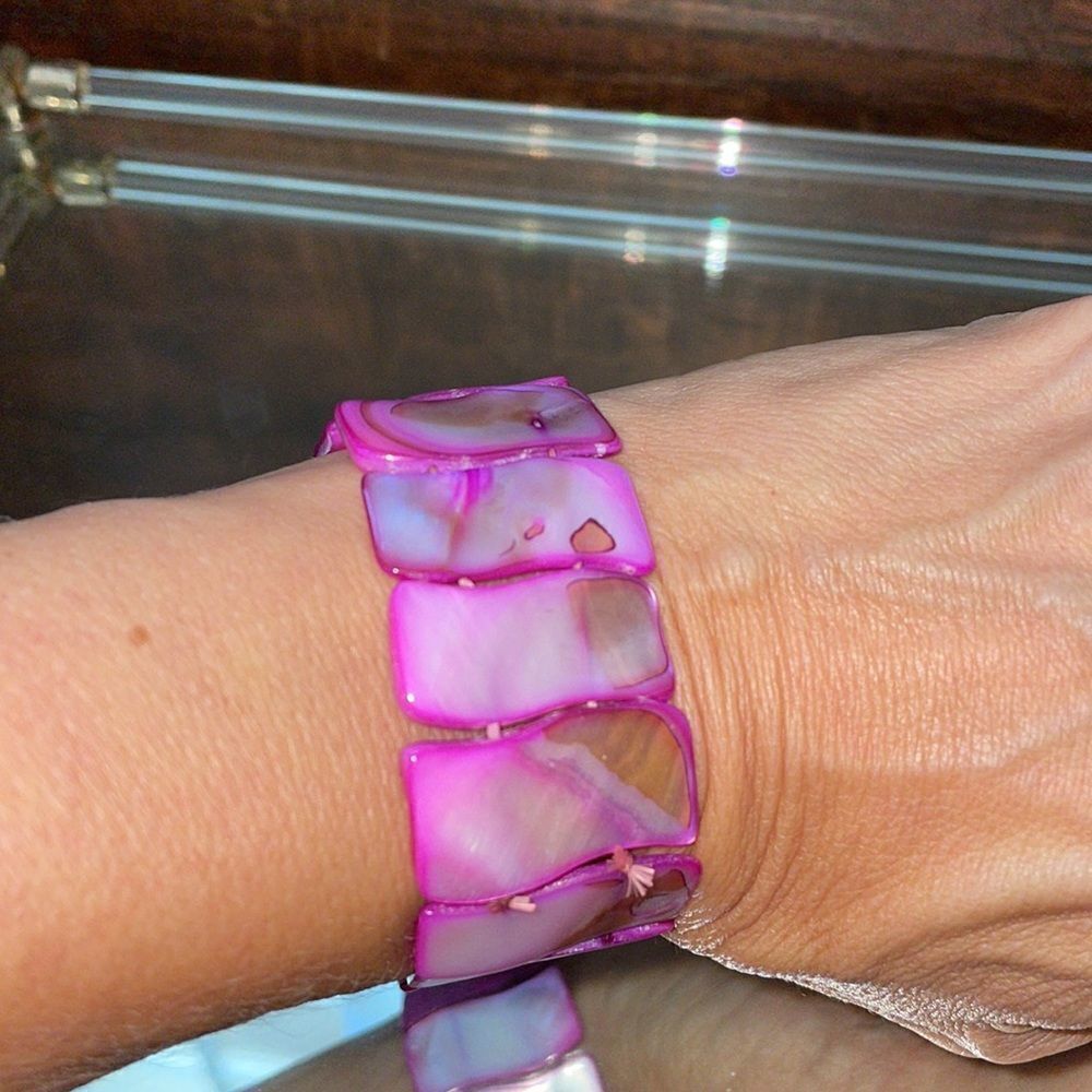 Fuchsia pink shell stretch bracelet - Picture 3 of 4